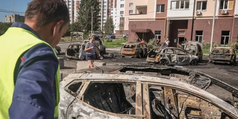 Veículos queimados e prédio residencial danificado em ataque russo com drones na cidade de Vyshneve, na região de Kiev
   28 de agosto de 2026    REUTERS/Alina Smutko