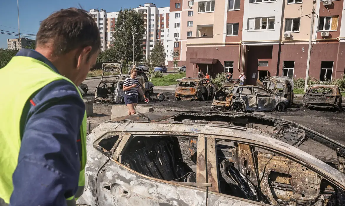Veículos queimados e prédio residencial danificado em ataque russo com drones na cidade de Vyshneve, na região de Kiev
   28 de agosto de 2026    REUTERS/Alina Smutko