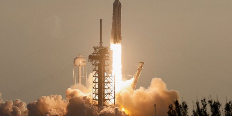 Cabo Canaveral, 30/08/2026 - O Telescópio Espacial Nancy Grace Roman, um projeto de cerca de 4 bilhões de dólares, foi levado ao espaço a partir do Centro Espacial Kennedy da NASA a bordo de um foguete Falcon Heavy, da SpaceX. Foto: Joe Skipper/NASA