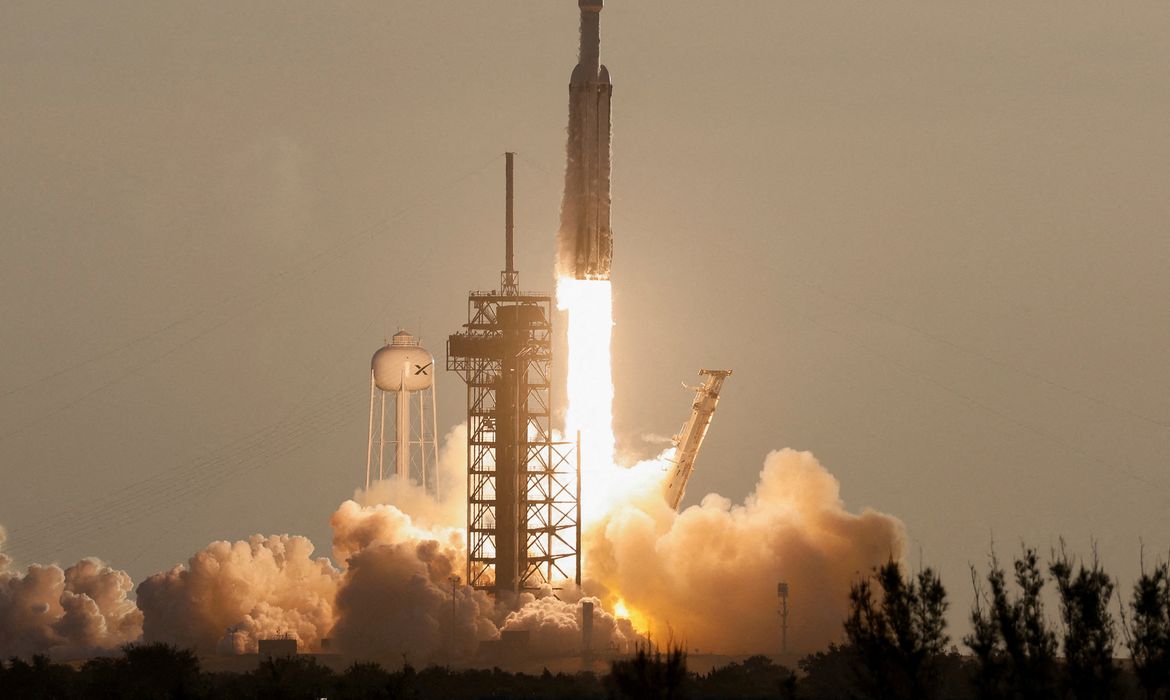 Cabo Canaveral, 30/08/2026 - O Telescópio Espacial Nancy Grace Roman, um projeto de cerca de 4 bilhões de dólares, foi levado ao espaço a partir do Centro Espacial Kennedy da NASA a bordo de um foguete Falcon Heavy, da SpaceX. Foto: Joe Skipper/NASA