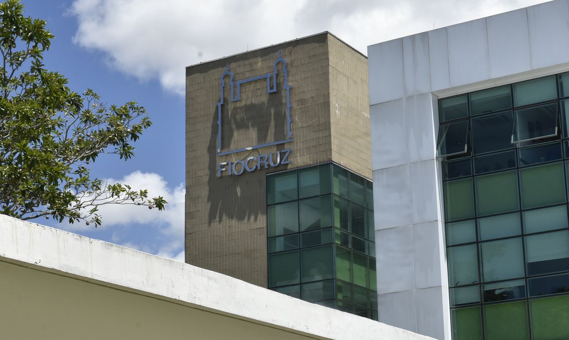 Bloco administrativo do prédio da Fiocruz Brasília (Gerência Regional de Brasília - Gereb), onde se vê a marca da Fundação, parte da fachada envidraçada e a cobertura da passarela de acesso. Neste bloco, além da direção da unidade, assessorias e outros serviços ligados à gestão, funcionam também os diferentes núcleos e programas de pesquisa, bem como a Universidade Aberta do Sistema Único de Saúde (UNA-SUS). Foto: Rodrigo Méxas/ Fiocruz Imagens