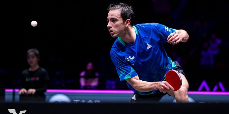 Número 4 do mundo, brasileiro abre 3 sets a 1, mas desperdiça três match points, leva virada e volta a ser derrotado pelo francês Félix Lebrun, sendo eliminado nas quartas de final do WTT Champions de Chongqing. Torneio é voltado aos 32 mesatenistas mais bem colocados do ranking.
Hugo Calderano perde de algoz olímpico e cai em torneio na China
Brasileiro abre 3 sets a 1, mas leva virada do francês Félix Lebrun. Foto: WTT/Divulgação