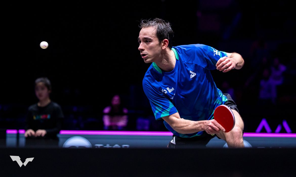 Número 4 do mundo, brasileiro abre 3 sets a 1, mas desperdiça três match points, leva virada e volta a ser derrotado pelo francês Félix Lebrun, sendo eliminado nas quartas de final do WTT Champions de Chongqing. Torneio é voltado aos 32 mesatenistas mais bem colocados do ranking.
Hugo Calderano perde de algoz olímpico e cai em torneio na China
Brasileiro abre 3 sets a 1, mas leva virada do francês Félix Lebrun. Foto: WTT/Divulgação
