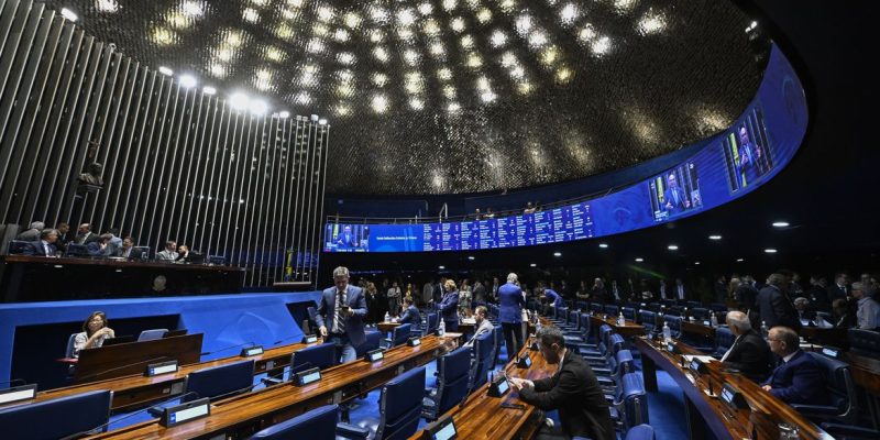 Plenário do Senado Federal durante sessão deliberativa ordinária. Ordem do dia.
Na pauta, estão o PL 699/2023, que cria o Programa de Desenvolvimento da Indústria de Fertilizantes (Profert) e incentivos à produção nacional; o PL 429/2024, sobre custas judiciais na Justiça Federal; os PLs 1.872/2025 e 1.881/2025, que criam fundos para o MPU e a DPU; e o PL 3.289/2026, sobre leilões públicos para formação de estoques.
Telão exibe, discurso, à tribuna, senador Sargento Reginauro (PSDB-CE).
Mesa:
4º secretário da Mesa do Senado Federal,
senador Laércio Oliveira (PP-SE);
senador Cid Gomes (PSB-CE);
presidente do Senado Federal, senador Davi Alcolumbre (União-AP);
secretário-geral da Mesa do Senado Federal, Danilo Augusto Barboza de Aguiar.
Foto: Carlos Moura/Agência Senado