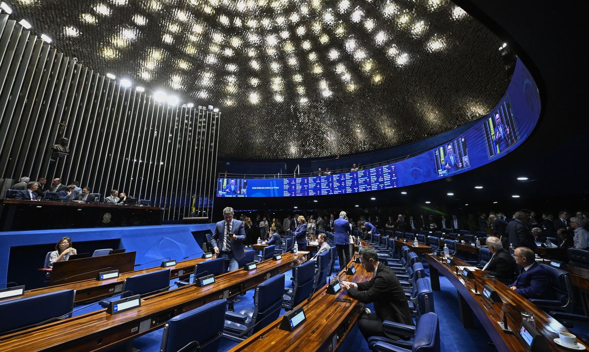 Plenário do Senado Federal durante sessão deliberativa ordinária. Ordem do dia.  

Na pauta, estão o PL 699/2023, que cria o Programa de Desenvolvimento da Indústria de Fertilizantes (Profert) e incentivos à produção nacional; o PL 429/2024, sobre custas judiciais na Justiça Federal; os PLs 1.872/2025 e 1.881/2025, que criam fundos para o MPU e a DPU; e o PL 3.289/2026, sobre leilões públicos para formação de estoques. 

Telão exibe, discurso, à tribuna, senador Sargento Reginauro (PSDB-CE).

Mesa: 
4º secretário da Mesa do Senado Federal, 
senador Laércio Oliveira (PP-SE);
senador Cid Gomes (PSB-CE);
presidente do Senado Federal, senador Davi Alcolumbre (União-AP); 
secretário-geral da Mesa do Senado Federal, Danilo Augusto Barboza de Aguiar. 

Foto: Carlos Moura/Agência Senado