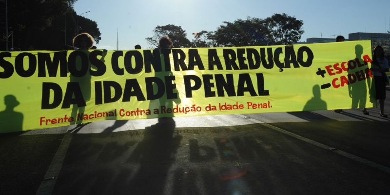 Ativistas, conselheiros tutelares, coletivos, fóruns e organizações da sociedade civil participam de caminhada contra a redução da maioridade penal, na Esplanada dos Ministérios (José Cruz/Agência Brasil)