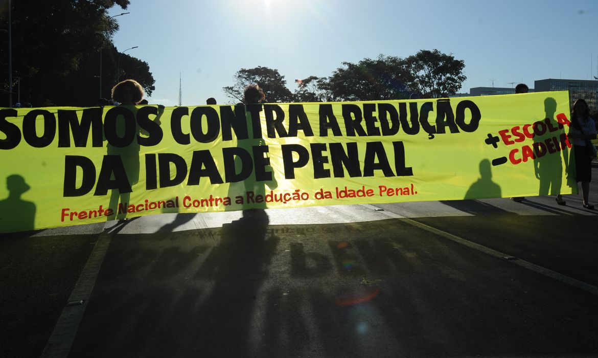 Ativistas, conselheiros tutelares, coletivos, fóruns e organizações da sociedade civil participam de caminhada contra a redução da maioridade penal, na Esplanada dos Ministérios (José Cruz/Agência Brasil)
