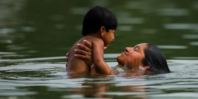 Palmas (TO) - Mãe e filho tomam banho durante as provas de natação e canoagem no Ribeirão Taquaruçu (Marcelo Camargo/Agência Brasil)
