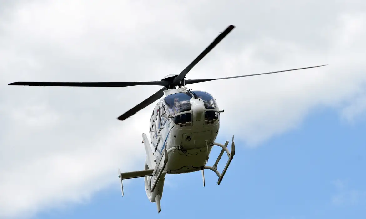 Brasília - Presidenta Dilma Rousseff embarca no Palácio do Alvorada em helicóptero rumo à Base Aérea de Brasília onde parte para Quito, no Equador, para encontro com o presidente Rafael Correa (José Cruz/Agência Brasil)