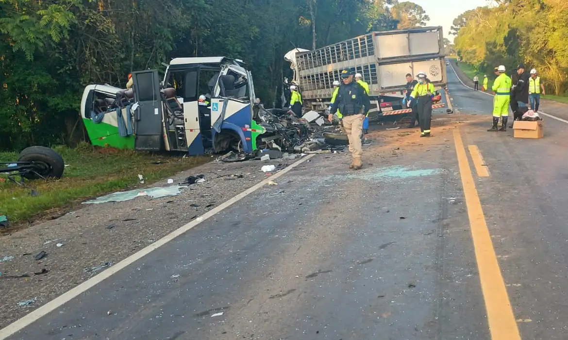 São Paulo - 19/08/2026 -  Acidente entre ônibus e caminhão mata 23 pessoas em estrada no Paraná.
Foto: Concessionária Via Araucária