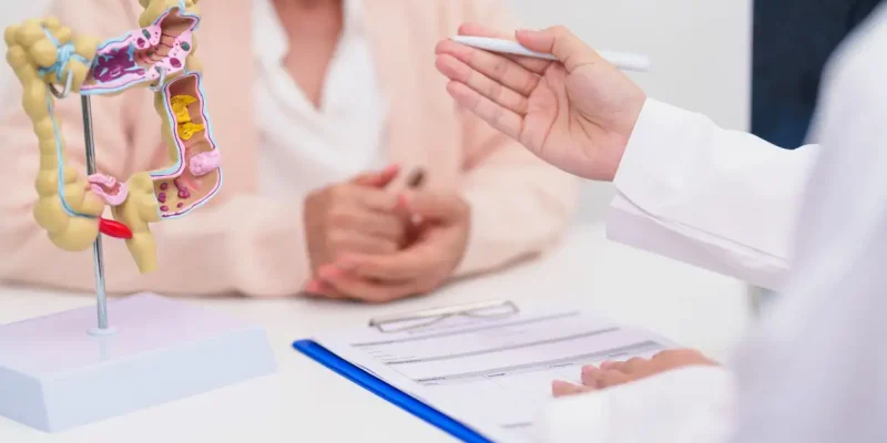 Consulta de paciente idosa com médico para doença do cólon, intestino grosso, câncer colorretal , colite ulcerativa, diverticulite, síndrome do intestino irritável, sistema digestivo e cuidados de saúde. Foto: Jo Panuwat D/ Adobe Stock