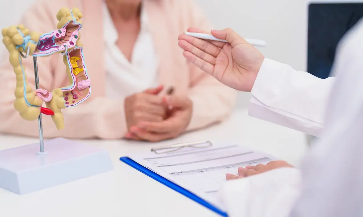 Consulta de paciente idosa com médico para doença do cólon, intestino grosso, câncer colorretal , colite ulcerativa, diverticulite, síndrome do intestino irritável, sistema digestivo e cuidados de saúde. Foto: Jo Panuwat D/ Adobe Stock