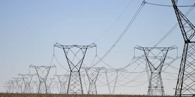 Linhas de transmissão de energia, energia elétrica.