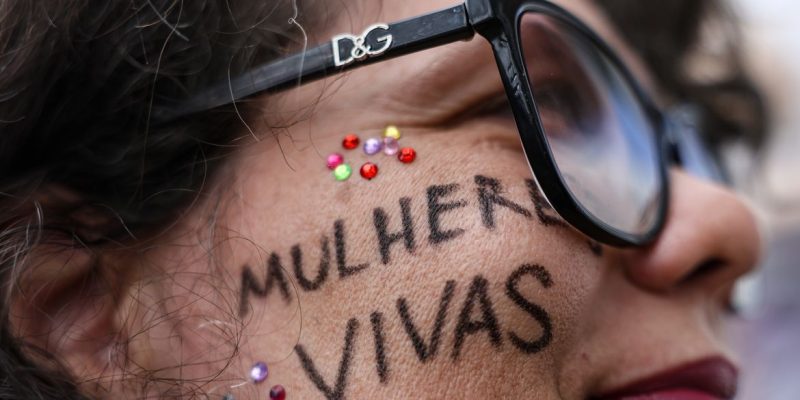 Brasília (DF), 07/12/2025 - O Levante Mulheres Vivas realiza ato na área central de Brasília para denunciar o feminicídio e todas as formas de violência contra mulheres. Foto: Marcelo Camargo/Agência Brasil