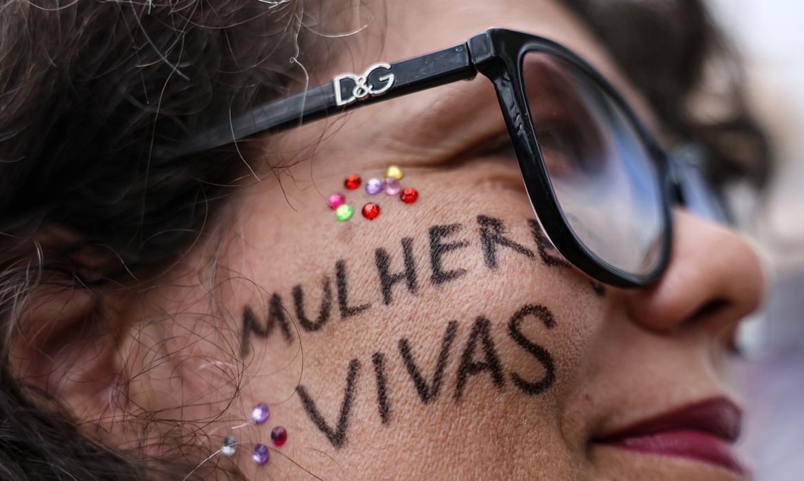 Brasília (DF), 07/12/2025 - O Levante Mulheres Vivas realiza ato na área central de Brasília para denunciar o feminicídio e todas as formas de violência contra mulheres. Foto: Marcelo Camargo/Agência Brasil