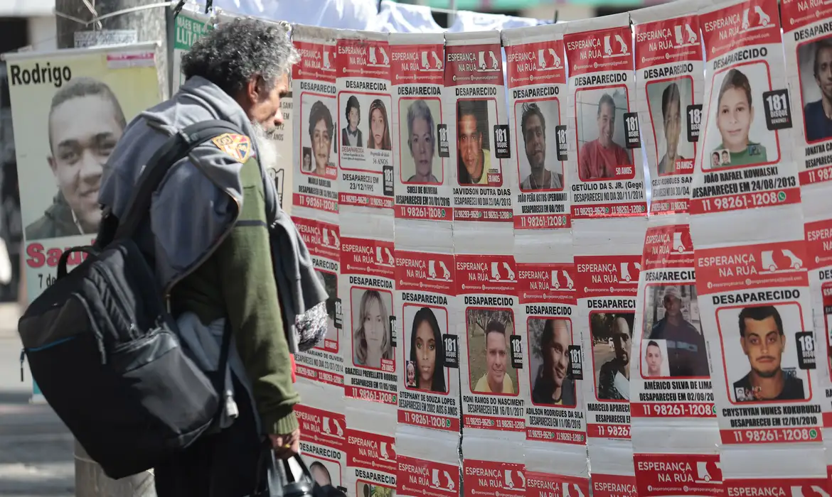 São Paulo (SP), 30/08/2025 Ato Público pelo Dia Internacional das Pessoas Desaparecidas, realizado na Praça da Sé. Evento contou com a presença de diversos coletivos e instituições que representam essa luta, entre eles: Mães da Sé, Mães em Luta, União de Vítimas, Esperança da Rua, Instituto Mercia Nakashima, Abrace, Mães do Paraná, instituto Giorgio Renan por Justiça.

 Foto: Paulo Pinto/Agência Brasil