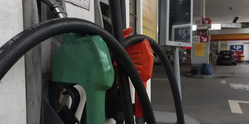 Postos de gasolina no Rio de Janeiro exibem o preço do combustível