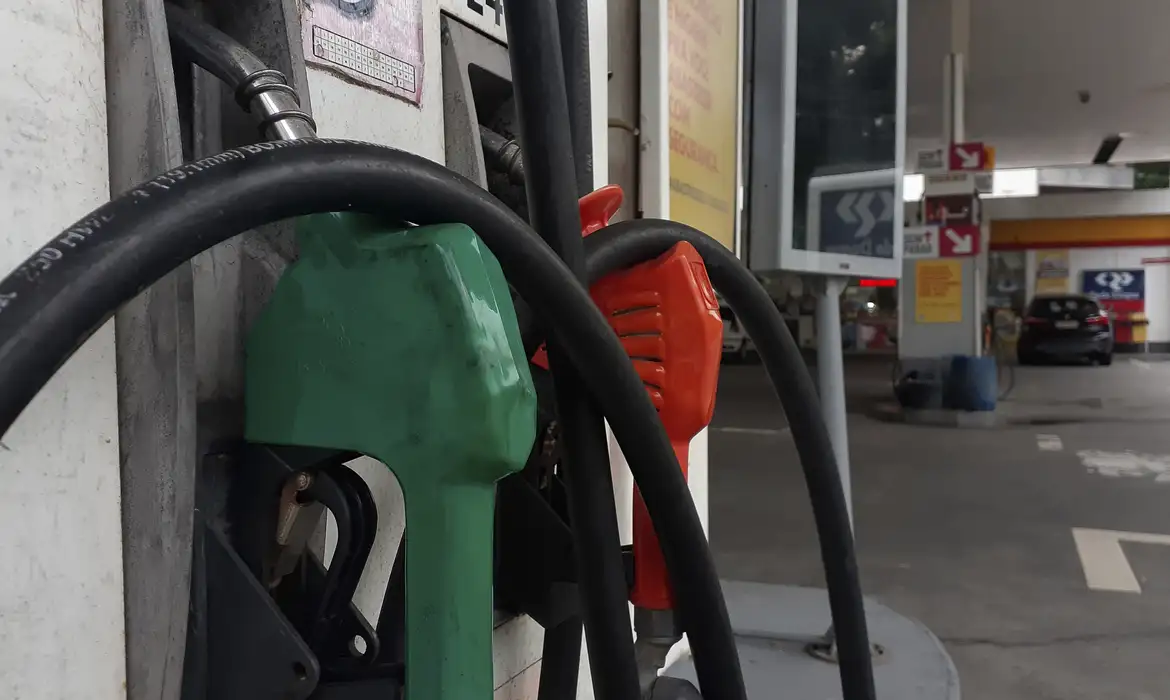Postos de gasolina no Rio de Janeiro exibem o preço do combustível