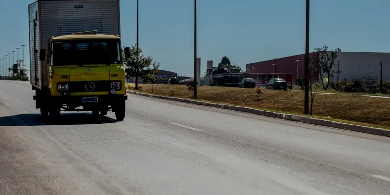 Caminhões trafegam pela BR-040