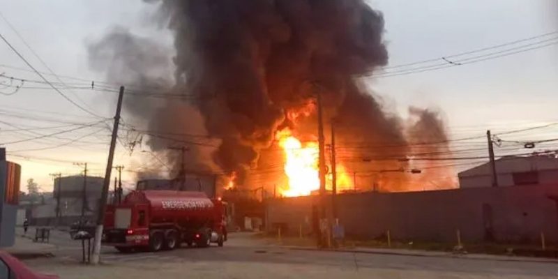 São Paulo - 04/08/2026 -  Incêndio de grandes proporções atinge indústria química em Itaquaquecetuba (SP). Foto:  Corpo de Bombeiros