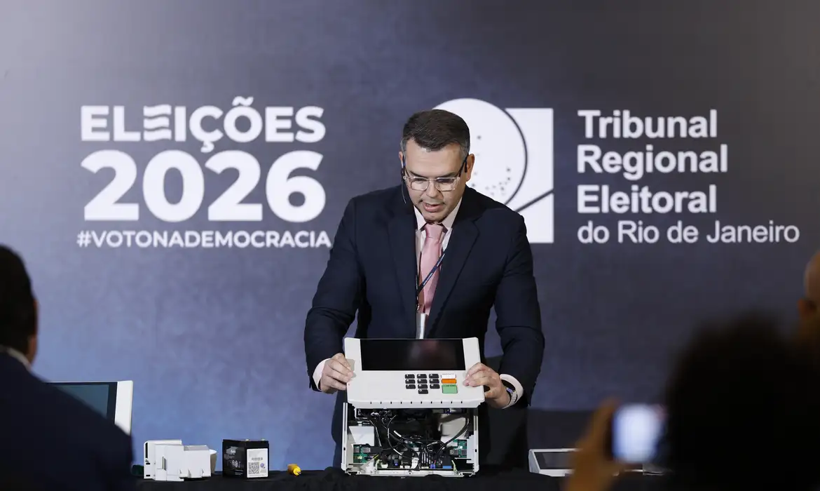 Rio de Janeiro (RJ), 03/08/2026 – O secretário de tecnologia da informação do Tribunal Regional Eleitoral Michel Kovacs apresenta a estrutura interna, mecanismos de segurança e testes da urna eletrônica para as Eleições de 2026. Foto: Fernando Frazão/Agência Brasil