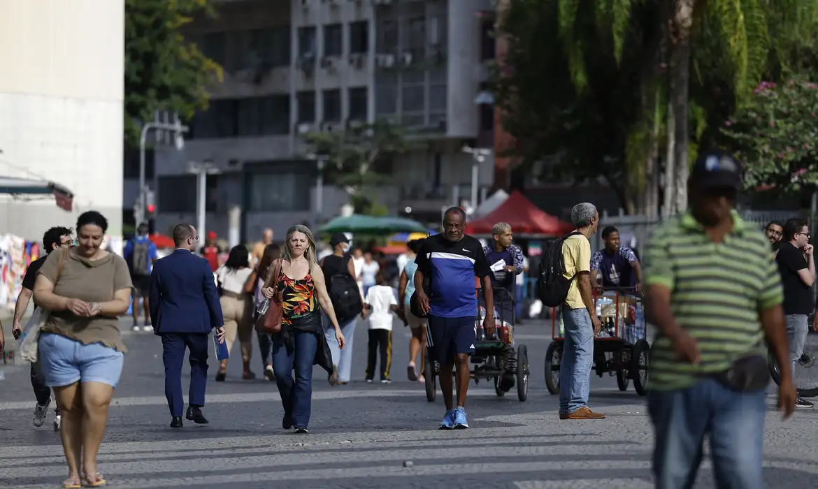 Rio de Janeiro (RJ), 28/05/2026 – Trabalhadores no Largo da Carioca após aprovação pela Câmara dos Deputados da PEC que acaba com escala de trabalho 6x1. Foto: Fernando Frazão/Agência Brasil