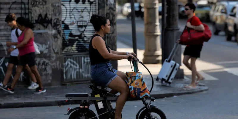 Rio de Janeiro (RJ), 06/04/2026 – Novas regras para a circulação de ciclomotores, bicicletas elétricas e patinetes nas vias da cidade. Foto: Fernando Frazão/Agência Brasil