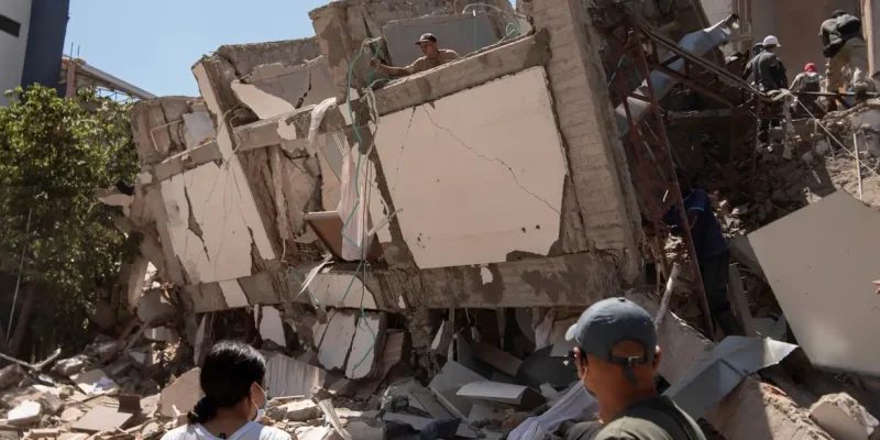 Moradores vasculham escombros de prédio danificado em Cali após terremoto
  10 de agosto de 2026   REUTERS/Christian EscobarMora
