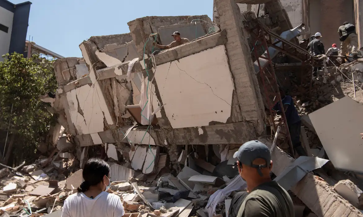 Moradores vasculham escombros de prédio danificado em Cali após terremoto
  10 de agosto de 2026   REUTERS/Christian EscobarMora