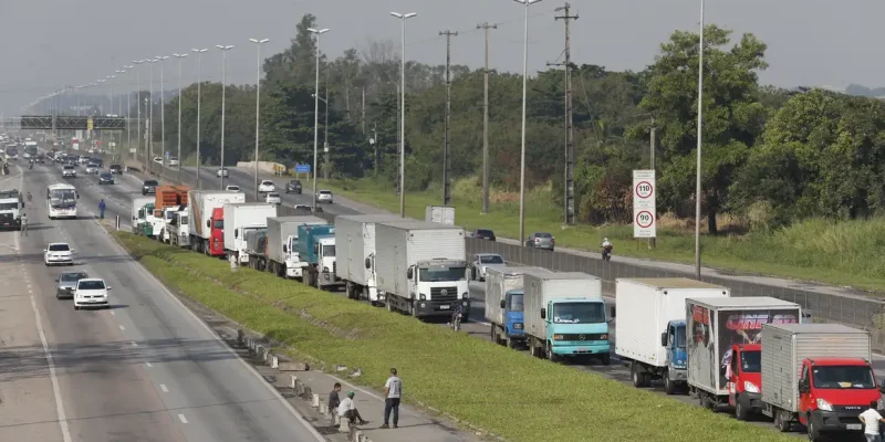 Paralisação de caminhoneiros na Rodovia Presidente Dutra.