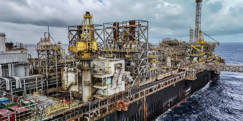 28/05/2026 - Pré-sal da Bacia de Santos -Esta é a P-67, uma unidade gigante do tipo FPSO (sistema flutuante de produção, armazenamento e transferência) que opera no pré-sal da Bacia de Santos. Com impressionantes 353 mil toneladas, 288 metros de comprimento, 54 metros de largura e 31 metros de altura, essa estrutura colossal tem capacidade para processar diariamente até 150 mil barris de petróleo e comprimir até 6 milhões de m³ de gás natural. Mostrar o cotidiano, a segurança e a dedicação dos profissionais que trabalham embarcados nessa superestrutura é uma forma de valorizar quem constrói a nossa história todos os dias.

Como parte ativa do Programa Pró-Equidade de Gênero e Raça, a Petrobras reafirma o compromisso de construir um ambiente de trabalho mais inclusivo e representativo, quebrando barreiras históricas no setor offshore e impulsionando a equidade tanto em terra quanto mar afora. Foto: Rafa Neddermeyer/Agência Brasil