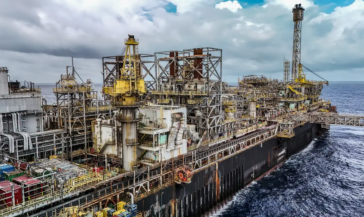 28/05/2026 - Pré-sal da Bacia de Santos -Esta é a P-67, uma unidade gigante do tipo FPSO (sistema flutuante de produção, armazenamento e transferência) que opera no pré-sal da Bacia de Santos. Com impressionantes 353 mil toneladas, 288 metros de comprimento, 54 metros de largura e 31 metros de altura, essa estrutura colossal tem capacidade para processar diariamente até 150 mil barris de petróleo e comprimir até 6 milhões de m³ de gás natural. Mostrar o cotidiano, a segurança e a dedicação dos profissionais que trabalham embarcados nessa superestrutura é uma forma de valorizar quem constrói a nossa história todos os dias.

Como parte ativa do Programa Pró-Equidade de Gênero e Raça, a Petrobras reafirma o compromisso de construir um ambiente de trabalho mais inclusivo e representativo, quebrando barreiras históricas no setor offshore e impulsionando a equidade tanto em terra quanto mar afora. Foto: Rafa Neddermeyer/Agência Brasil