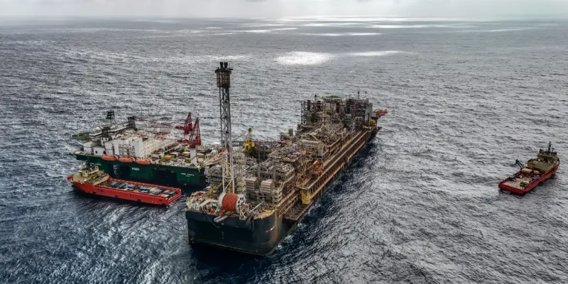 28/05/2026 - Pré-sal da Bacia de Santos -Esta é a P-67, uma unidade gigante do tipo FPSO (sistema flutuante de produção, armazenamento e transferência) que opera no pré-sal da Bacia de Santos. Com impressionantes 353 mil toneladas, 288 metros de comprimento, 54 metros de largura e 31 metros de altura, essa estrutura colossal tem capacidade para processar diariamente até 150 mil barris de petróleo e comprimir até 6 milhões de m³ de gás natural. Mostrar o cotidiano, a segurança e a dedicação dos profissionais que trabalham embarcados nessa superestrutura é uma forma de valorizar quem constrói a nossa história todos os dias.

Como parte ativa do Programa Pró-Equidade de Gênero e Raça, a Petrobras reafirma o compromisso de construir um ambiente de trabalho mais inclusivo e representativo, quebrando barreiras históricas no setor offshore e impulsionando a equidade tanto em terra quanto mar afora. Foto: Rafa Neddermeyer/Agência Brasil