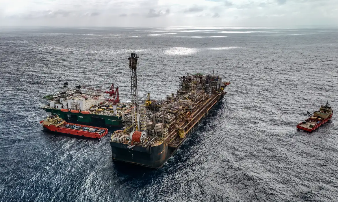 28/05/2026 - Pré-sal da Bacia de Santos -Esta é a P-67, uma unidade gigante do tipo FPSO (sistema flutuante de produção, armazenamento e transferência) que opera no pré-sal da Bacia de Santos. Com impressionantes 353 mil toneladas, 288 metros de comprimento, 54 metros de largura e 31 metros de altura, essa estrutura colossal tem capacidade para processar diariamente até 150 mil barris de petróleo e comprimir até 6 milhões de m³ de gás natural. Mostrar o cotidiano, a segurança e a dedicação dos profissionais que trabalham embarcados nessa superestrutura é uma forma de valorizar quem constrói a nossa história todos os dias.

Como parte ativa do Programa Pró-Equidade de Gênero e Raça, a Petrobras reafirma o compromisso de construir um ambiente de trabalho mais inclusivo e representativo, quebrando barreiras históricas no setor offshore e impulsionando a equidade tanto em terra quanto mar afora. Foto: Rafa Neddermeyer/Agência Brasil