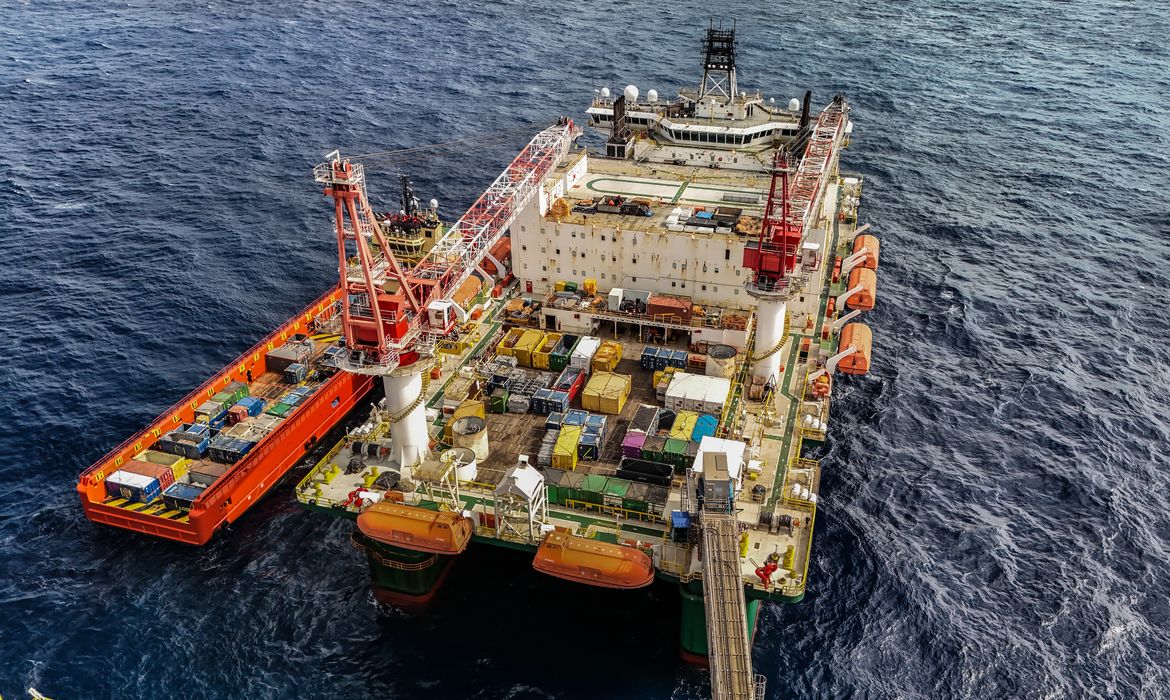 28/05/2026 - Pré-sal da Bacia de Santos -Esta é a P-67, uma unidade gigante do tipo FPSO (sistema flutuante de produção, armazenamento e transferência) que opera no pré-sal da Bacia de Santos. Com impressionantes 353 mil toneladas, 288 metros de comprimento, 54 metros de largura e 31 metros de altura, essa estrutura colossal tem capacidade para processar diariamente até 150 mil barris de petróleo e comprimir até 6 milhões de m³ de gás natural. Mostrar o cotidiano, a segurança e a dedicação dos profissionais que trabalham embarcados nessa superestrutura é uma forma de valorizar quem constrói a nossa história todos os dias.
Como parte ativa do Programa Pró-Equidade de Gênero e Raça, a Petrobras reafirma o compromisso de construir um ambiente de trabalho mais inclusivo e representativo, quebrando barreiras históricas no setor offshore e impulsionando a equidade tanto em terra quanto mar afora. Foto: Rafa Neddermeyer/Agência Brasil