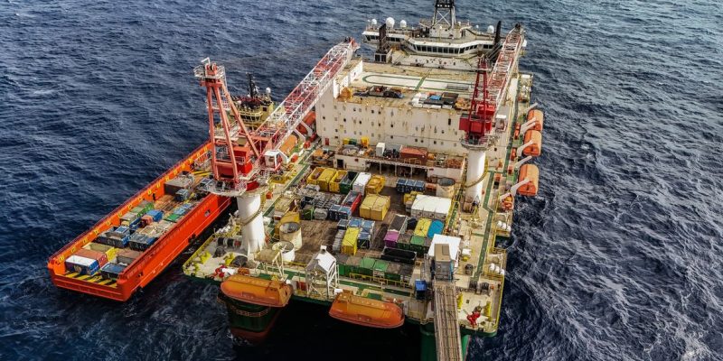 28/05/2026 - Pré-sal da Bacia de Santos -Esta é a P-67, uma unidade gigante do tipo FPSO (sistema flutuante de produção, armazenamento e transferência) que opera no pré-sal da Bacia de Santos. Com impressionantes 353 mil toneladas, 288 metros de comprimento, 54 metros de largura e 31 metros de altura, essa estrutura colossal tem capacidade para processar diariamente até 150 mil barris de petróleo e comprimir até 6 milhões de m³ de gás natural. Mostrar o cotidiano, a segurança e a dedicação dos profissionais que trabalham embarcados nessa superestrutura é uma forma de valorizar quem constrói a nossa história todos os dias.

Como parte ativa do Programa Pró-Equidade de Gênero e Raça, a Petrobras reafirma o compromisso de construir um ambiente de trabalho mais inclusivo e representativo, quebrando barreiras históricas no setor offshore e impulsionando a equidade tanto em terra quanto mar afora. Foto: Rafa Neddermeyer/Agência Brasil