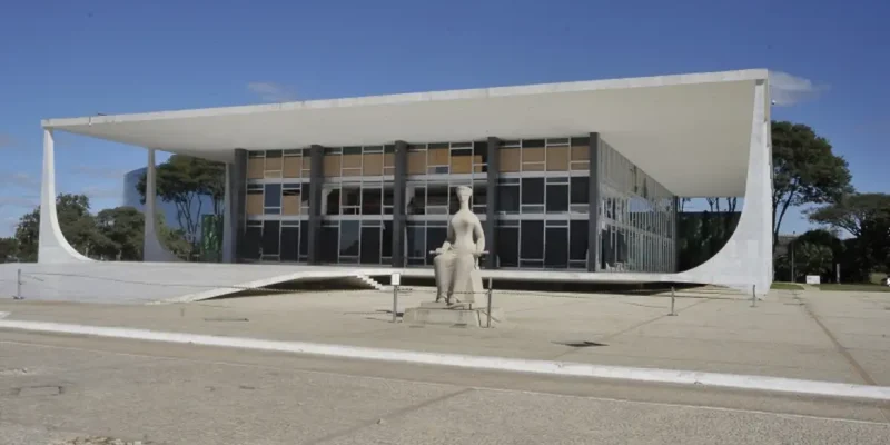 Fachada do Supremo Tribunal Federal (STF) com estátua A Justiça, de Alfredo Ceschiatti, em primeiro plano.