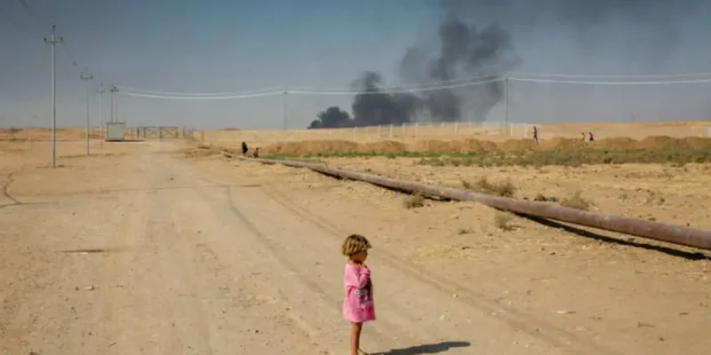 Criança deslocada em campo para refugiados no Iraque