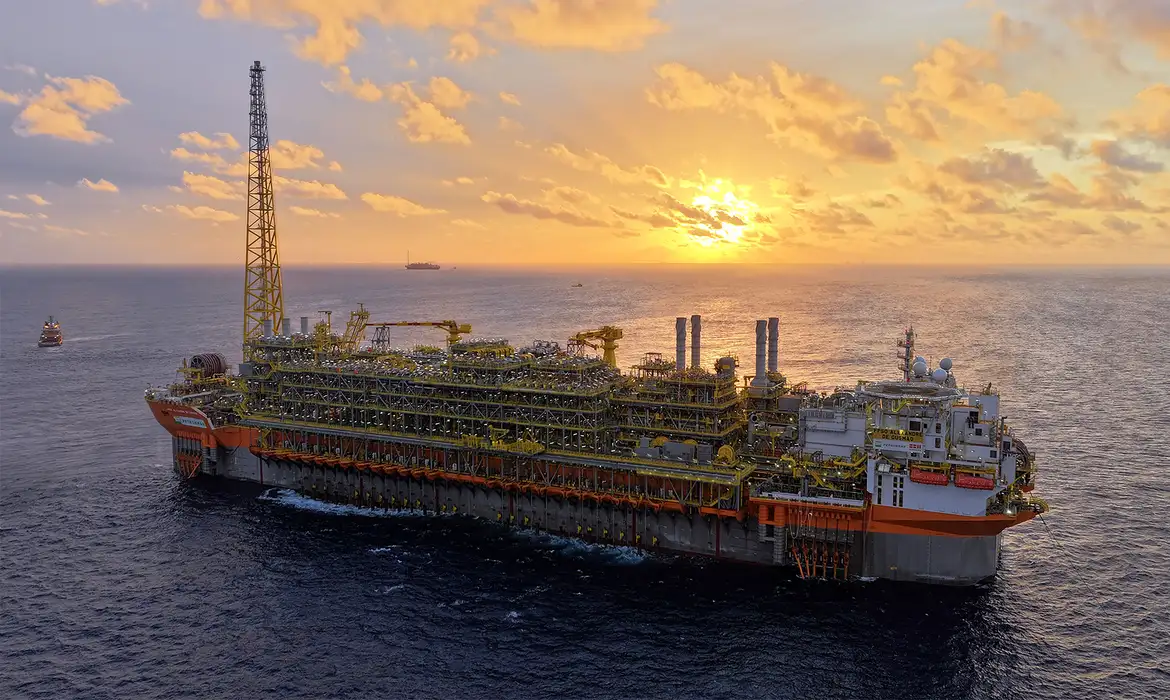 O navio-plataforma (FPSO) Alexandre de Gusmão, o quinto instalado no campo de Mero, no pré-sal da Bacia de Santos, alcançou o topo de produção, com 180 mil barris de óleo por dia (bpd). Foto: Petrobras/ Divulgação
