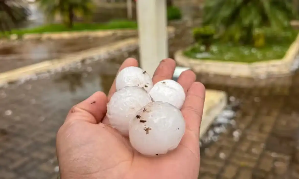 Pedras de granizo danificaram 500 casas em 5 minutos, durante chuvas no Rio Grande do Sul. Foto: Divulgação/ Fabrício Cabral/ Prefeitura de Santo Antônio das Missões