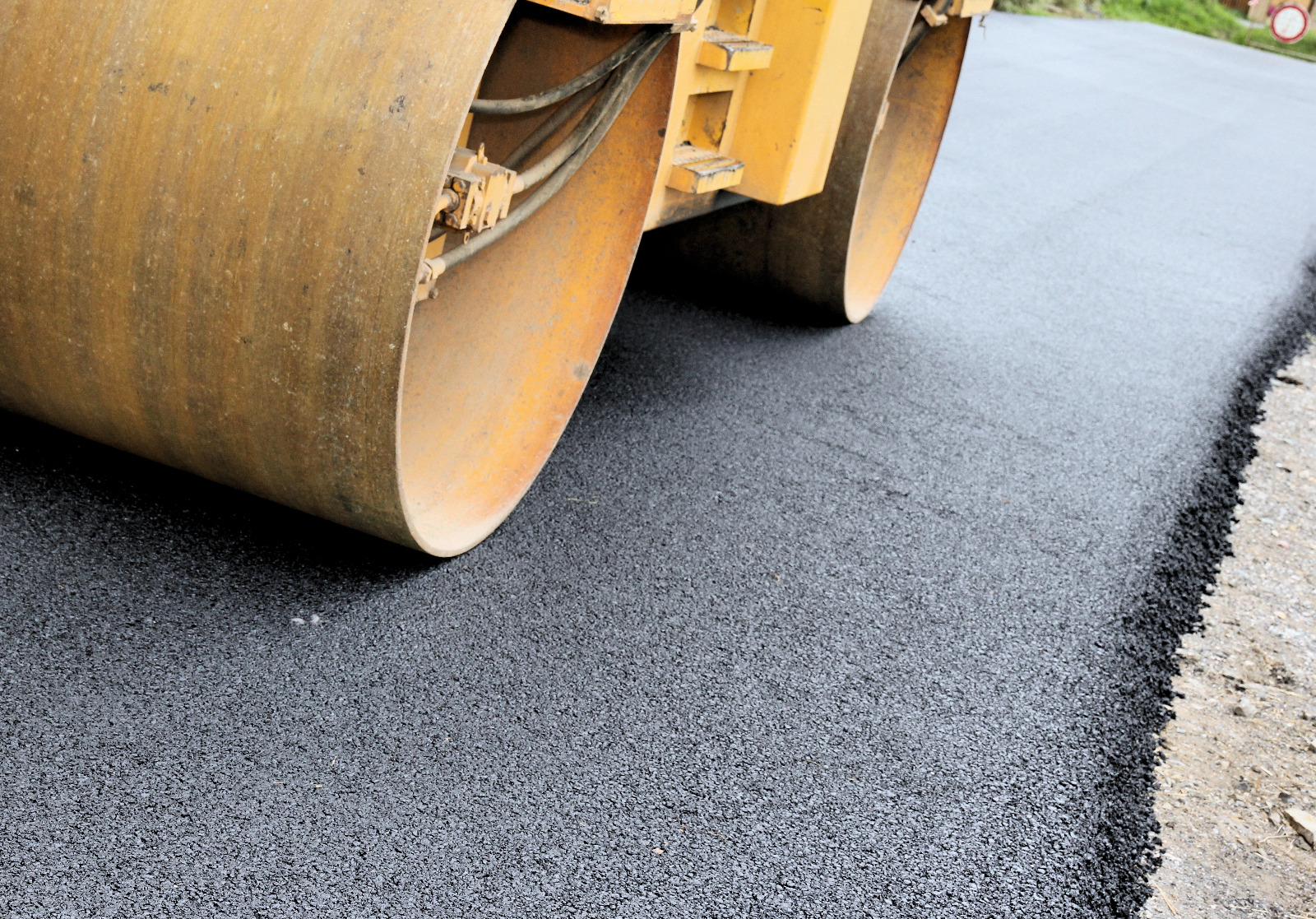 maquina de prensar asfalto em uma obra de pavimentacao