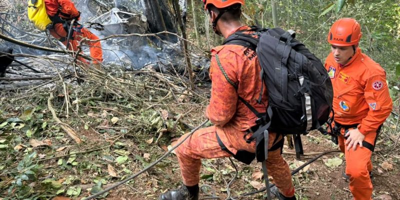 Equipes do Corpo de Bombeiros atuam na Vista Chinesa, Rio de Janeiro, depois de queda de helicóptero
Crédito da foto: Divulgação CBMRJ