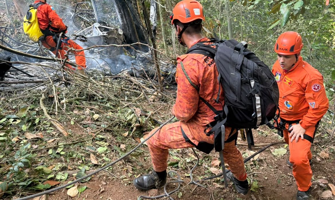 Equipes do Corpo de Bombeiros atuam na Vista Chinesa, Rio de Janeiro, depois de queda de helicóptero
Crédito da foto: Divulgação CBMRJ