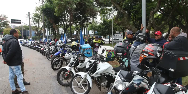 São Paulo (SP), 29/09/2023 - Concentração da 1ª greve dos entregadores por aplicativos em frente a sede da SindimotoSP, no Brooklin. Foto: Rovena Rosa/Agência Brasil