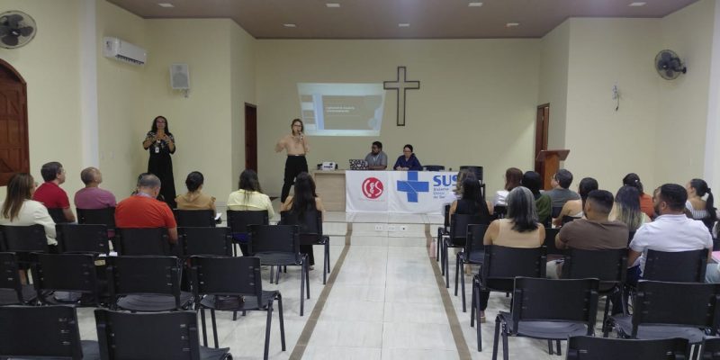 imagem de mulher palestrando em auditorio