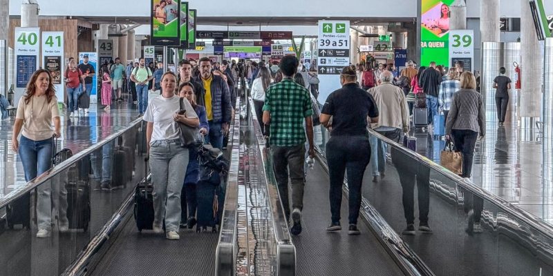 Brasília (DF), 17/03/2026 – Movimentação de passageiros no Aeroporto de Brasília durante operações de embarque e desembarque. Pessoas circulam pelos terminais com bagagens enquanto aviões realizam pousos e decolagens, refletindo o fluxo intenso de viagens na capital federal.
Foto: Rafa Neddermeyer/Agência Brasil