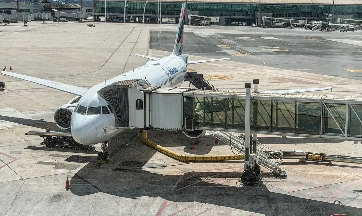 Brasília (DF), 17/03/2026 – Movimentação de passageiros no Aeroporto de Brasília durante operações de embarque e desembarque. Pessoas circulam pelos terminais com bagagens enquanto aviões realizam pousos e decolagens, refletindo o fluxo intenso de viagens na capital federal.
Foto: Rafa Neddermeyer/Agência Brasil