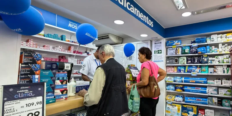 09/07/2026 - Brasília - farmácia, drogaria, medicamentos, remédios, saúde, doença, tratamento, paciente, médico, farmacêutico, hospital, clínica, consulta médica, receita médica, prescrição médica, laboratório, comprimido, cápsula, xarope, injeção, vacina, antibiótico, analgésico, anti-inflamatório, vitaminas, suplemento, sintomas, diagnóstico, exame médico, prevenção, imunização, pressão arterial, diabetes, hipertensão, gripe, febre, dor, alergia, infecção, vírus, bem-estar, higiene, termômetro, antisséptico, medicamentos genéricos, bula, dosagem, automedicação, farmácia 24 horas, assistência farmacêutica. Foto: Rafa Neddermeyer/Agência Brasil