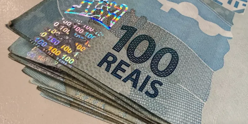 10/07/2026 - Brasília - dinheiro, moeda, real, reais, cédula, cédulas, nota, notas, moeda brasileira, dinheiro brasileiro, inflação, inflação alta, deflação, economia, economia brasileira, mercado, mercado financeiro, finanças, finanças pessoais, orçamento, orçamento doméstico, renda, renda familiar, salário, salário mínimo, remuneração, vencimento, pagamento, poder de compra, custo de vida, custo dos alimentos, aumento de preços, alta dos preços, carestia, desvalorização, valorização, perda do poder de compra, crise econômica, recessão, crescimento econômico, consumo, consumidor, compras, supermercado, cesta básica, despesas, gastos, contas, contas a pagar, boletos, dívida, dívidas, endividamento, inadimplência, poupança, economia doméstica, investimento, investimentos, aplicações financeiras, juros, taxa de juros, taxa Selic, Banco Central, crédito, empréstimo, financiamento, cartão de crédito, débito, PIX, transferência bancária, banco, instituição financeira, orçamento familiar, planejamento financeiro, reserva de emergência, patrimônio, riqueza, patrimônio líquido, capital, capital financeiro, lucro, prejuízo, receita, despesa, balanço financeiro, impostos, tributos, tributação, imposto de renda, arrecadação, arrecadação fiscal, carga tributária, imposto, taxa, tarifas, câmbio, dólar, euro, cotação, câmbio flutuante, desvalorização cambial, valorização cambial, moeda estrangeira, inflação acumulada, índice de preços, IPCA, INPC, IGP-M, poder aquisitivo, renda per capita, desenvolvimento econômico, estabilidade econômica, política monetária, política fiscal, oferta, demanda, produtividade, consumo consciente, educação financeira, planejamento financeiro, equilíbrio financeiro, independência financeira, riqueza, prosperidade, orçamento público, gastos públicos, contas públicas, déficit, superávit, tesouro nacional, moeda forte, moeda fraca, liquidez, circulação de dinheiro, s