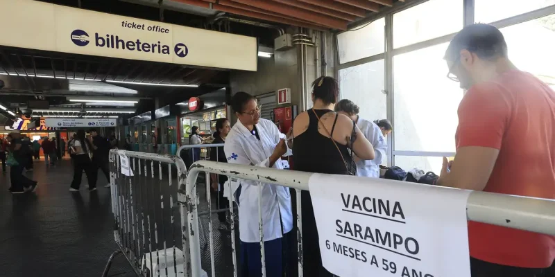 São Paulo (SP), 18/08/2026 - Posto de vacinação contra o Sarampo na Estação Metrô Tucuruvi em São Paulo. Fotos: Paulo Pinto/Agencia Brasil